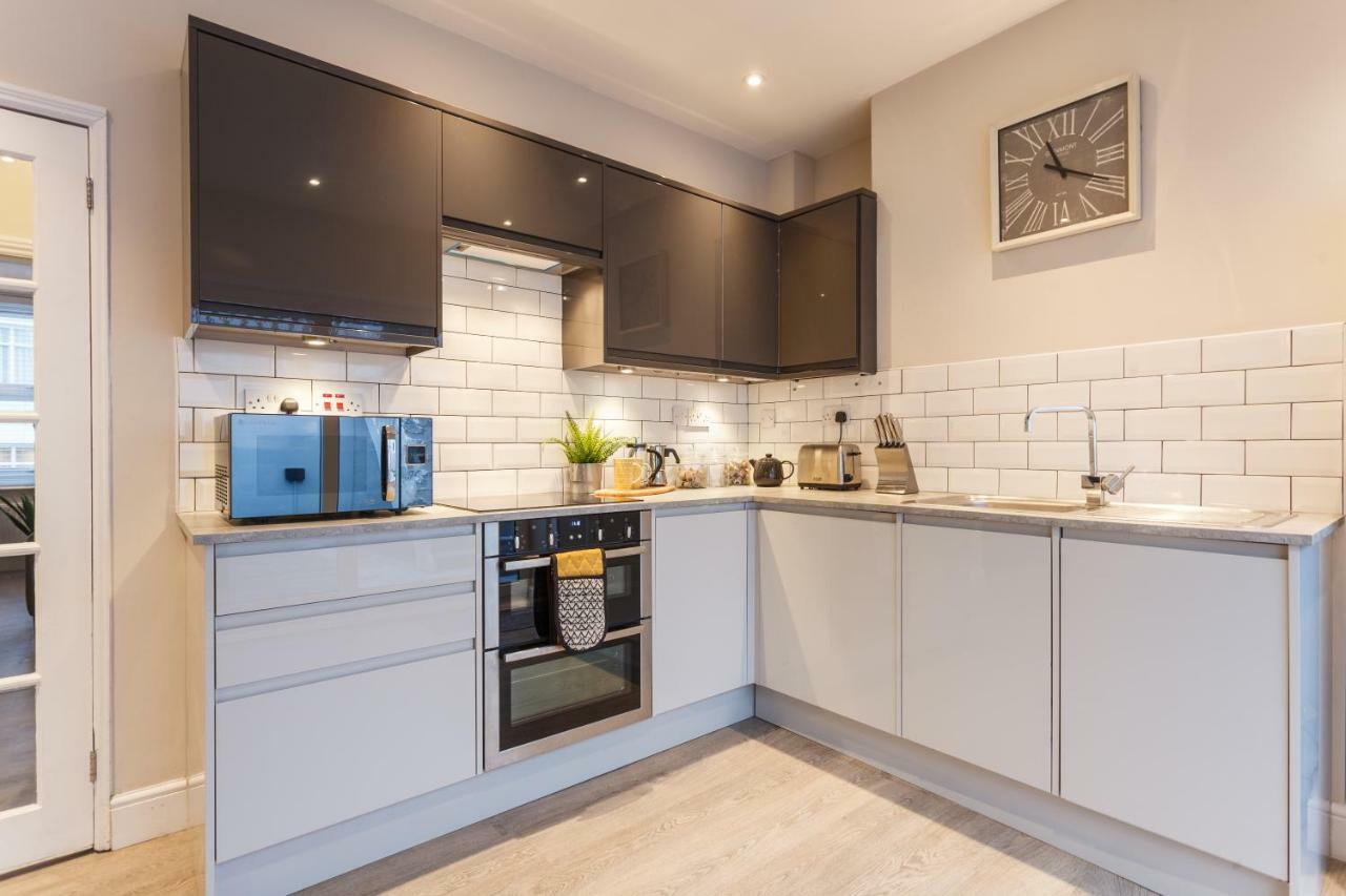 Stylish Town Centre House - 300Mbps, Parking & Sunny Decking Apartment บอร์นมัธ ภายนอก รูปภาพ