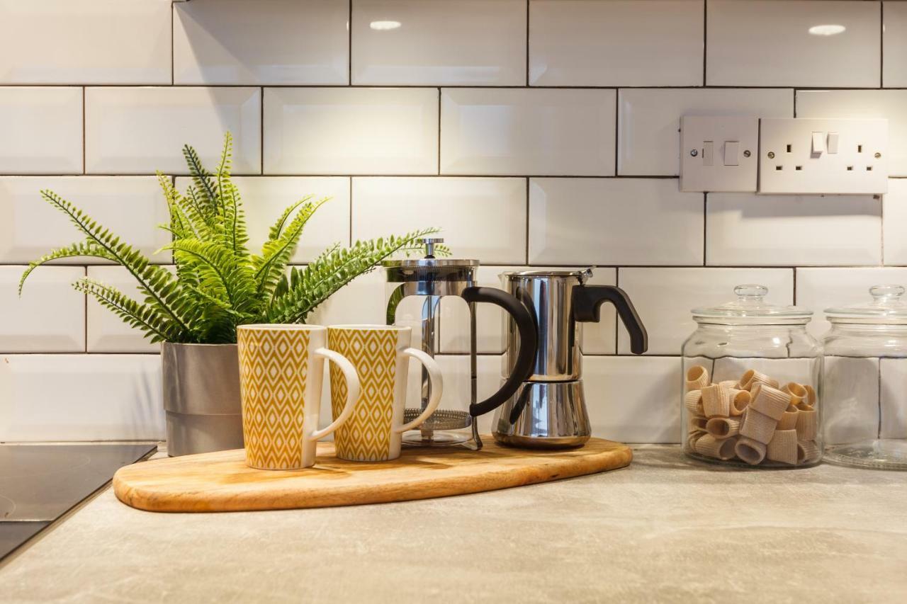 Stylish Town Centre House - 300Mbps, Parking & Sunny Decking Apartment บอร์นมัธ ภายนอก รูปภาพ